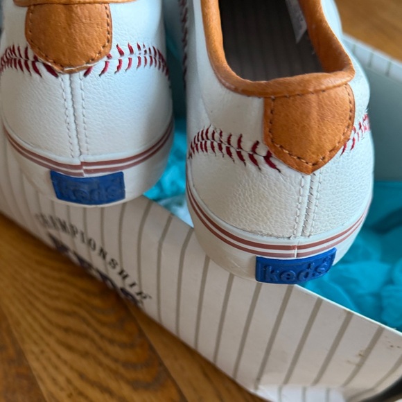 Keds Baseball White Sneakers with Red Stitching! Size 6 PERFECT for Baseball fan - Picture 3 of 8